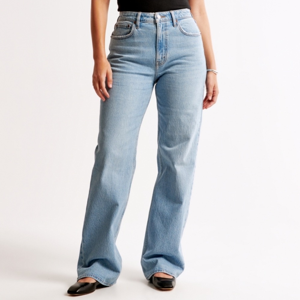 NWOT Abercrombie Curve Love 90s Relaxed Jean